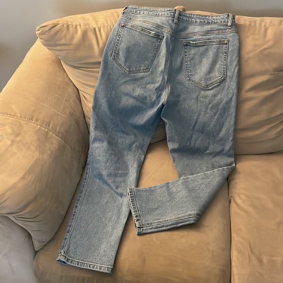 Fashion Nova, Tapered straight-legged ankle jeans. Stone washed. - Picture 3 of 6